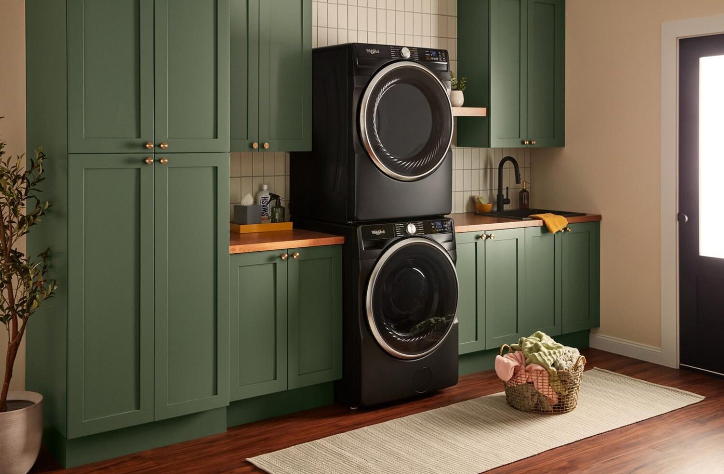 Laveuse à chargement frontal de 5,8 pi³ avec système de ventilation FreshFlowMC et sécheuse à gaz de 7,4 pi³ de Whirlpool | WHFL67UG