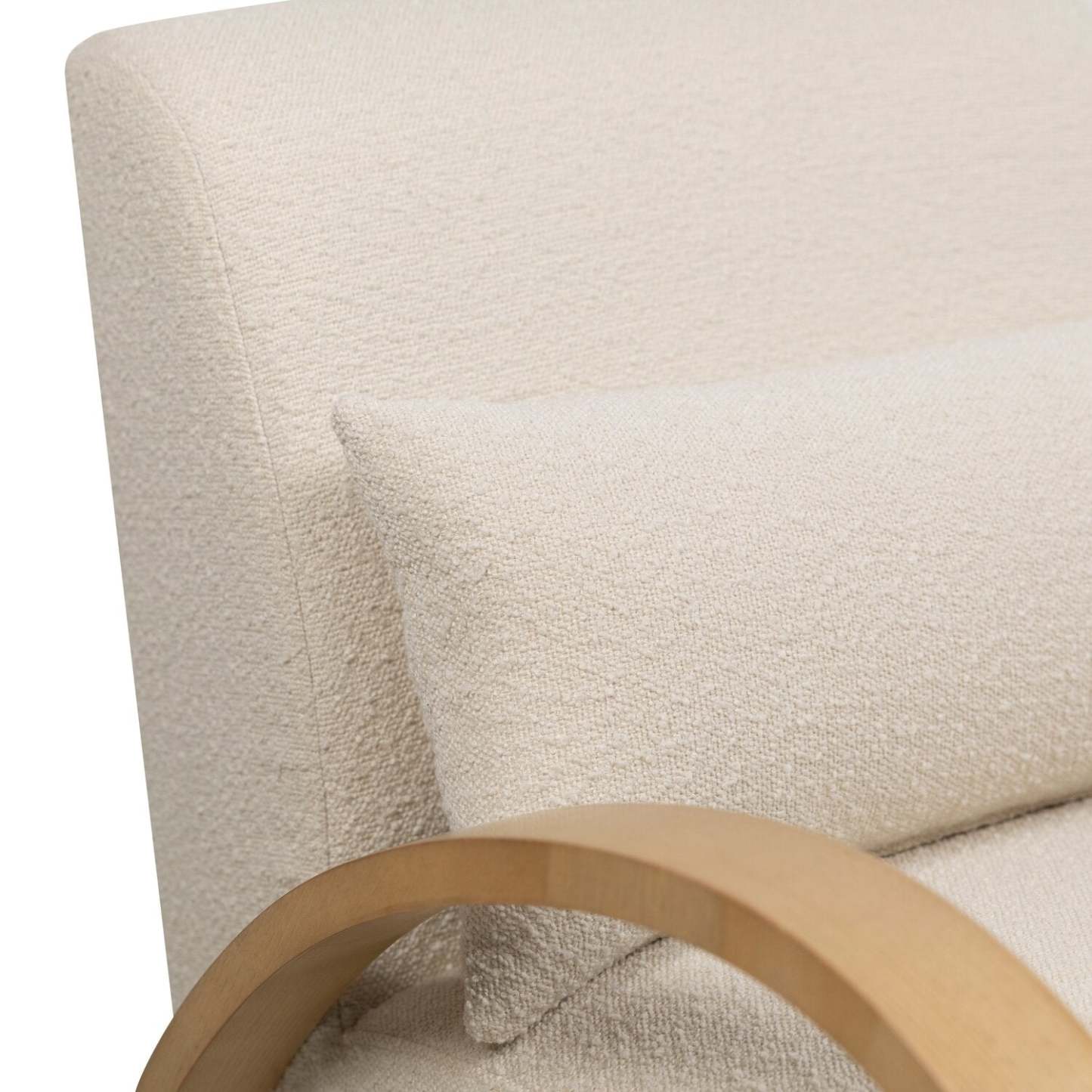 Loft 27.55 Chaise d'appoint en tissu bouclé avec oreiller décoratif et accoudoirs et pieds en bois - Blanc | Fauteuil d'appoint Loft de 27,55 po en tissu bouclé avec coussin décoratif, accoudoirs et pattes en bois - blanc