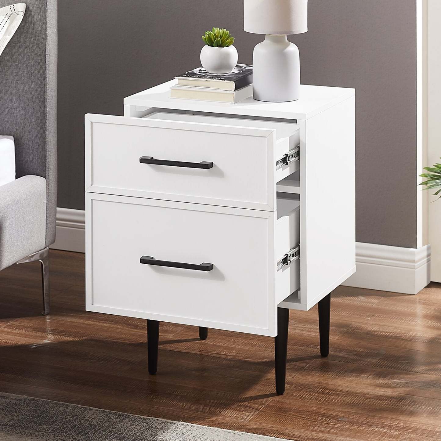 Table de chevet à 2 tiroirs Brax, 18 L x 25,75 H - Blanc | Table de nuit Brax de 18 po (l) x 25,75 po (H) à 2 tiroirs - blanche