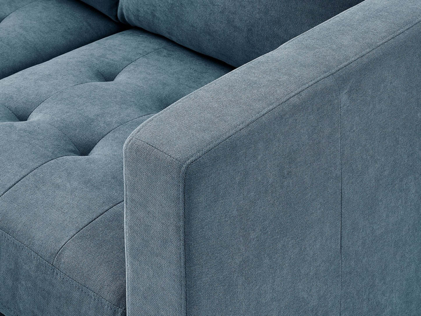 Causeuse en tissu Metro 57 avec coussins de siège capitonnés et coussins de dossier réversibles - Bleu denim | Causeuse Metro de 57 po en tissu avec coussins de siège capitonnés et coussins de dossier réversibles - bleu denim