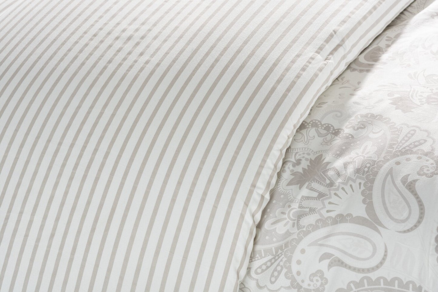 Indie Paisley 3-Piece King Comforter Set - White|Ensemble d'édredon Indie Paisley 3 pièces pour très grand lit - blanc|PAISL3KG