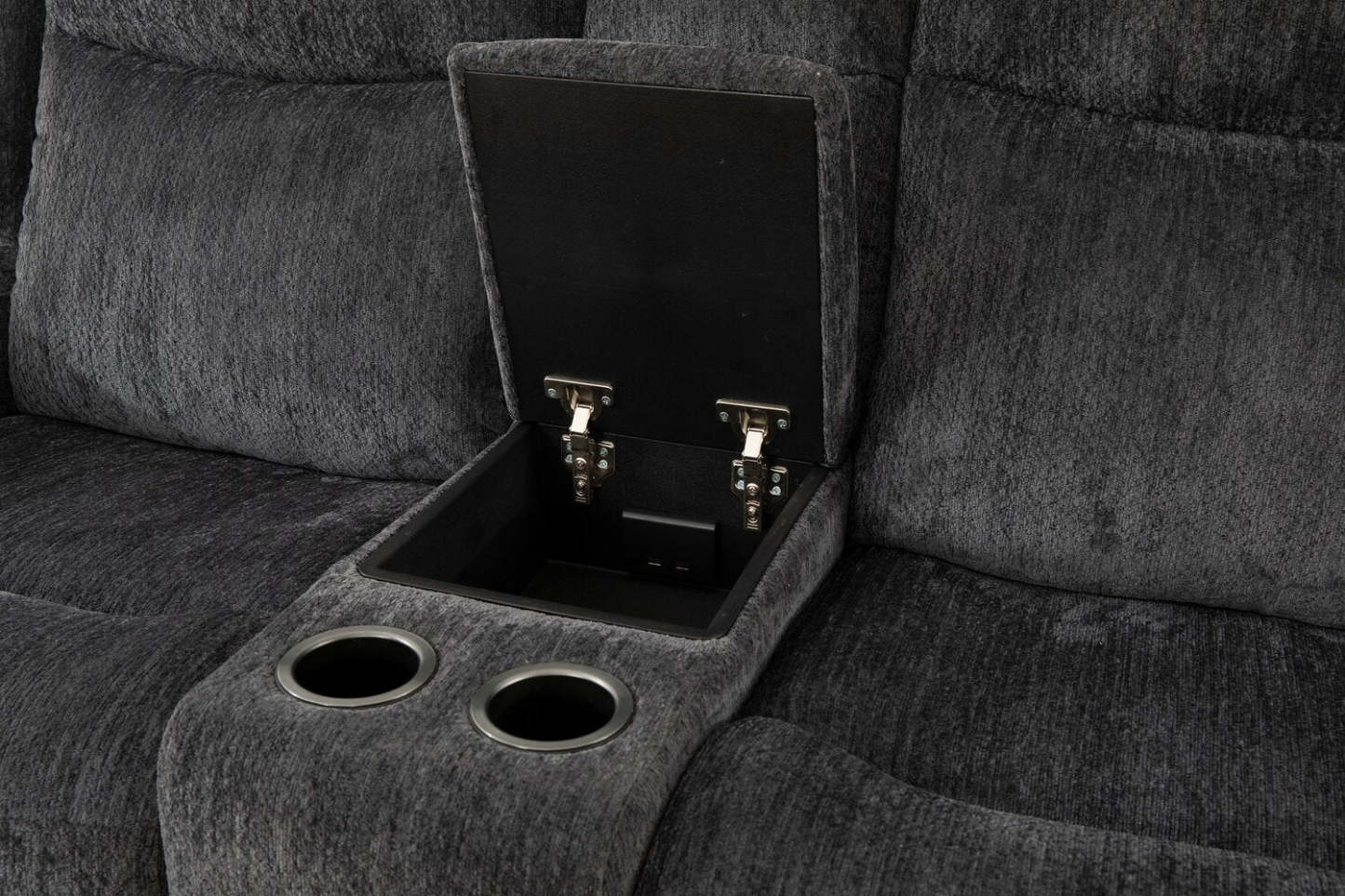 Causeuse à inclinaison électrique Atlantis 79 en tissu avec console de rangement et ports USB - gris foncé | Causeuse à inclinaison électrique Atlantis de 72 po en tissu avec console de rangement, ports USB et position zéro gravité - gris foncé