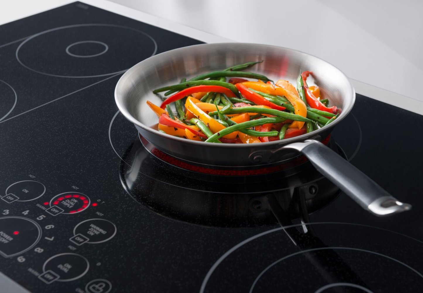 LG Studio 30 5-Element Electric Cooktop - Black Ceramic Glass - LSCE305ST | Table de cuisson électrique LG Studio de 30 po à 5 éléments - vitrocéramique noire - LSCE305ST