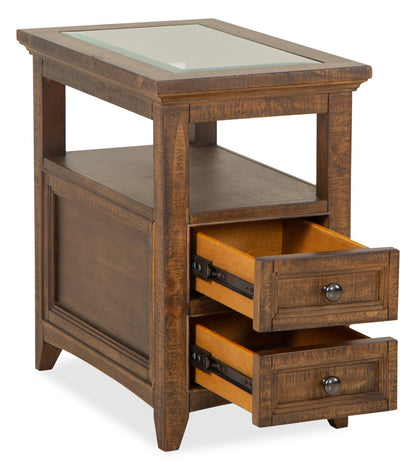 Hanson 15” Traditional Pine Chairside Table with Storage - Toasted Nutmeg | Table de fauteuil traditionnelle Hanson de 15 po en pin - muscade grillée