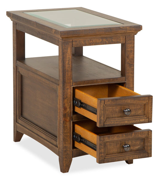 Hanson 15” Traditional Pine Chairside Table with Storage - Toasted Nutmeg | Table de fauteuil traditionnelle Hanson de 15 po en pin - muscade grillée