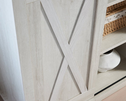 Armoire d'appoint Bristow 31" avec tablettes et porte de grange coulissante - Chêne blanc | Armoire décorative Bristow de 31 po avec tablettes et porte de grange coulissante - chêne blanc | BRIWHACC
