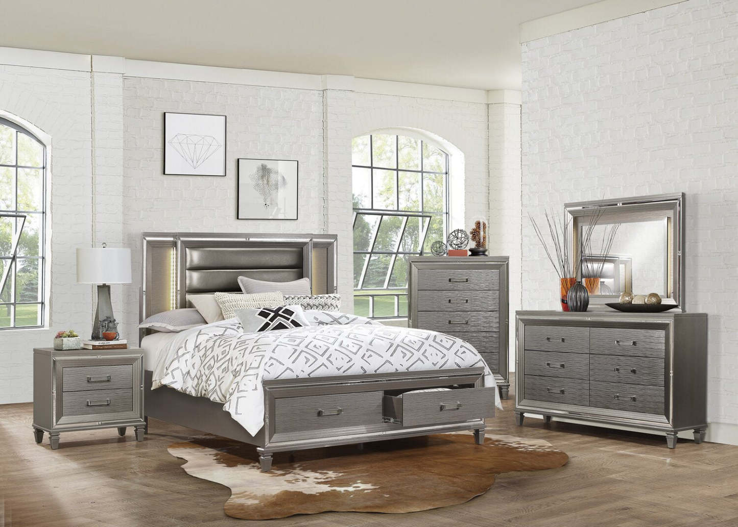 Max Bedroom Chest of Drawers, 5-Drawer, 38W x 54.3H, Glam - Silver | Commode verticale somptueuse Max de 38 po (L) x 54,3 po (H) à 5 tiroirs pour la chambre à coucher - argentée