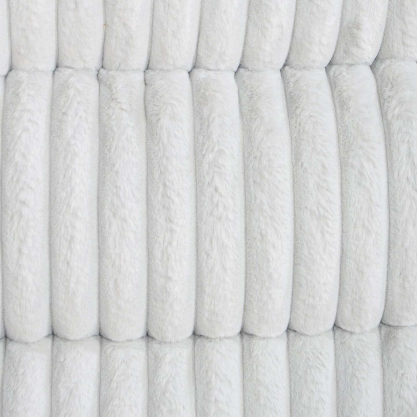 Causeuse inclinable Bryson de 72 po en tissu de fausse fourrure avec console de rangement - gris brume