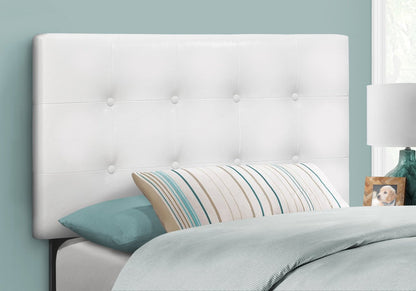 Tête de lit rembourrée Estel en tissu de cuir végétalien blanc, capitonné à boutons - Taille simple | Tête de lit rembourrée Estel en tissu de cuir végétalien blanc avec capitonnage à boutons - format lit simple