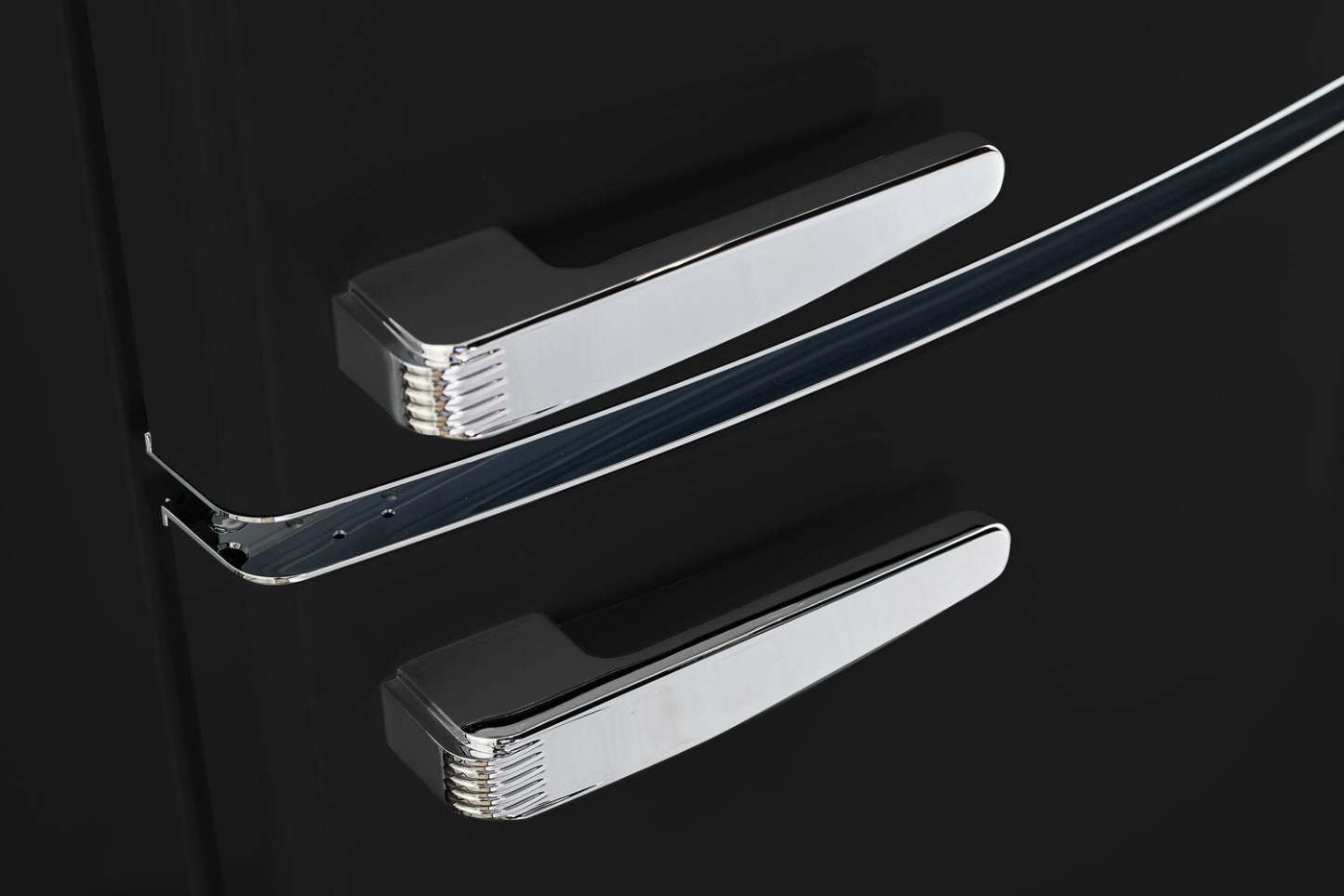 Réfrigérateur Classic Rétro par Unique de 24 po et de 12 pi3 à congélateur inférieur - noir mat - UGP-340L MB AC | 340LMBAC