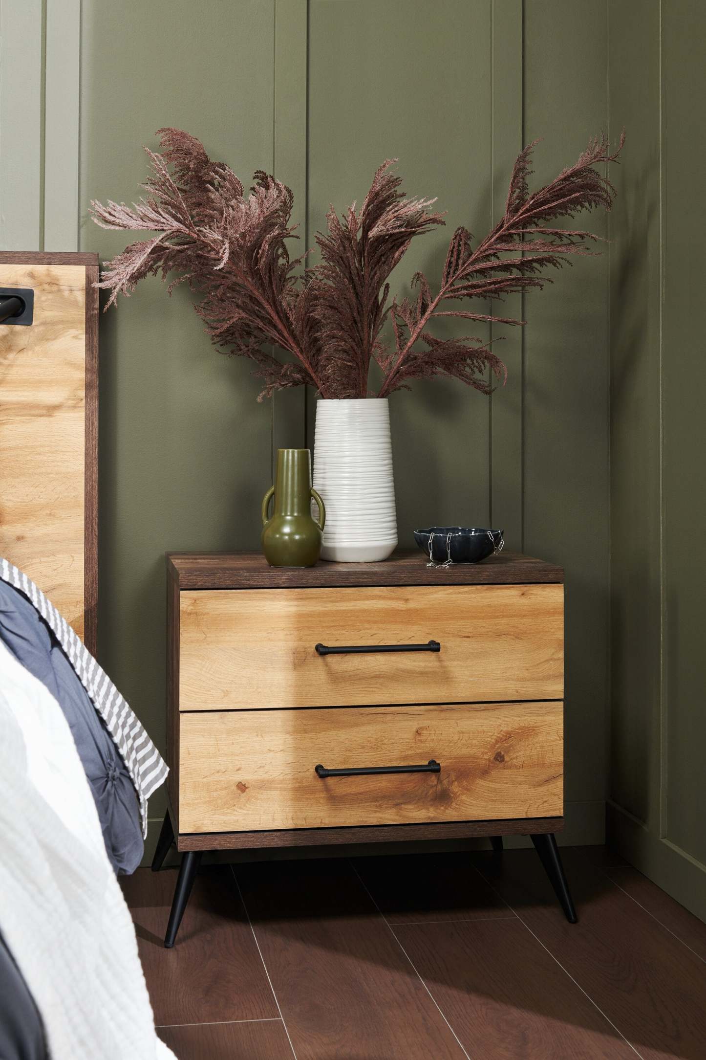 Table de chevet à 2 tiroirs Silas, 26 L x 23,9 H - Brun rustique | Table de nuit Silas de 26 po (L) x 23,9 po (H) à 2 tiroirs - brun rustique