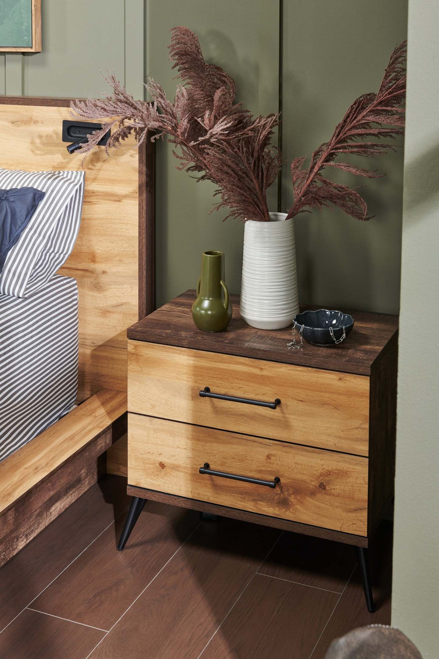 Table de chevet à 2 tiroirs Silas, 26 L x 23,9 H - Brun rustique | Table de nuit Silas de 26 po (L) x 23,9 po (H) à 2 tiroirs - brun rustique