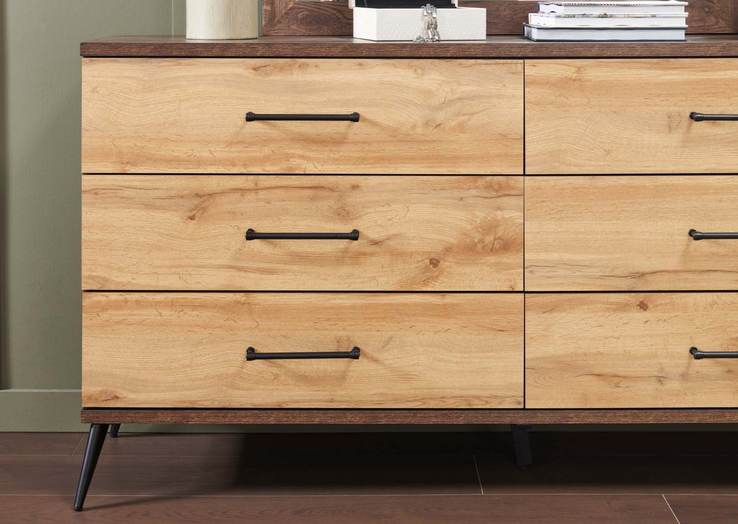 Commode à 6 tiroirs pour chambre à coucher Silas, 64 L x 33,4 H - Brun rustique | Commode de chambre à coucher Silas de 64 po (L) x 33,4 po (H) à 6 tiroirs - brun rustique