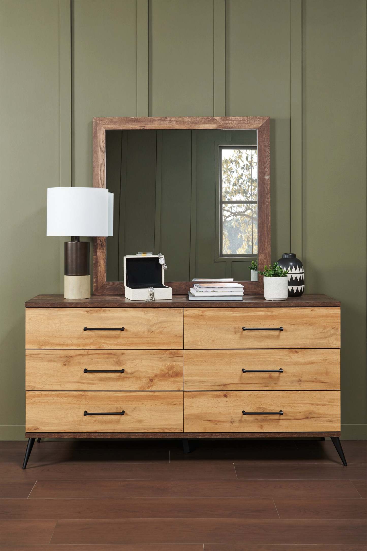 Commode à 6 tiroirs pour chambre à coucher Silas, 64 L x 33,4 H - Brun rustique | Commode de chambre à coucher Silas de 64 po (L) x 33,4 po (H) à 6 tiroirs - brun rustique