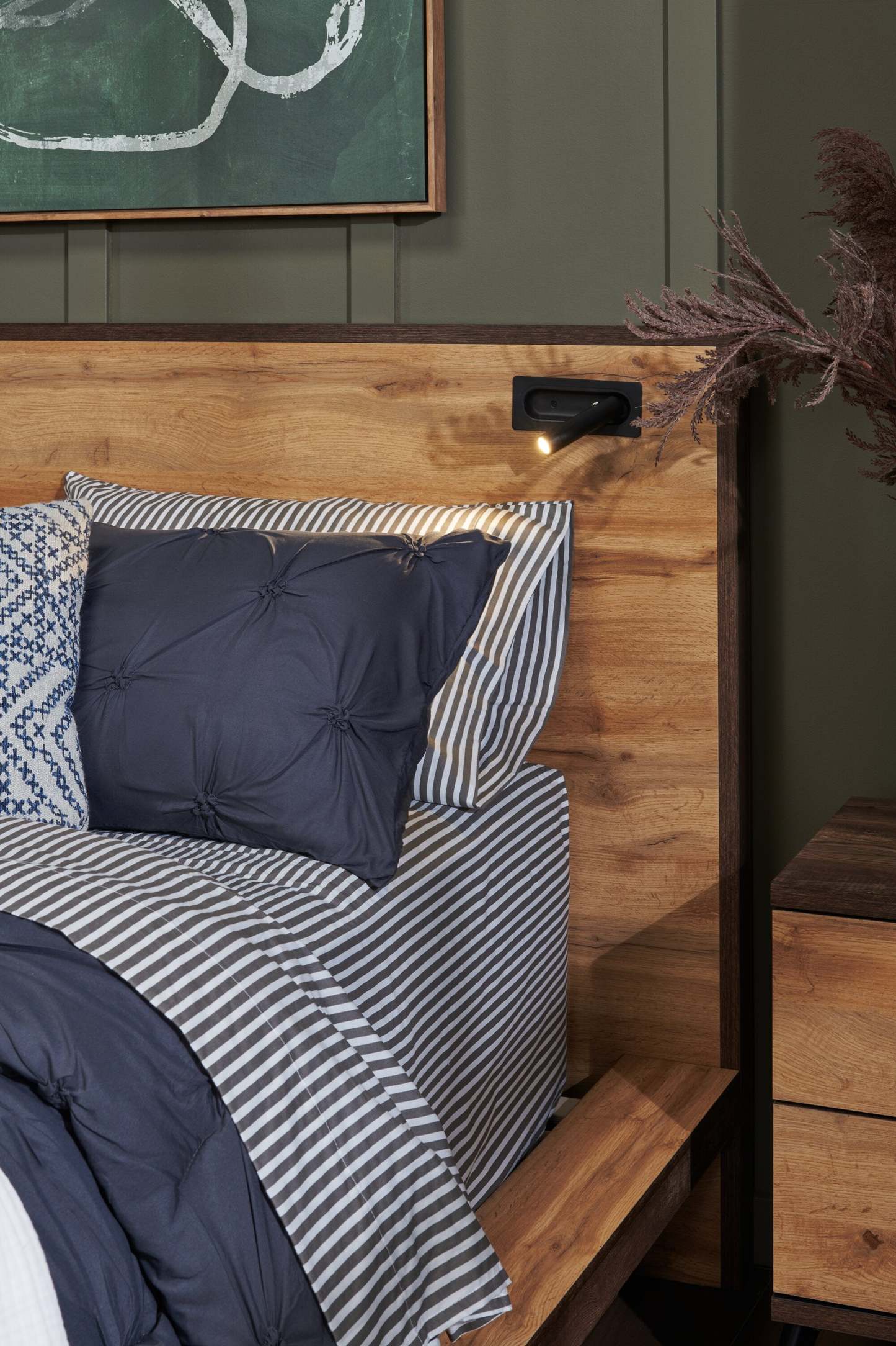 Lit plateforme Silas brun rustique avec tête de lit, cadre et éclairage à DEL - format grand lit | Silas Platform Bed with Headboard & Frame, LED, Rustic Brown - Queen Size