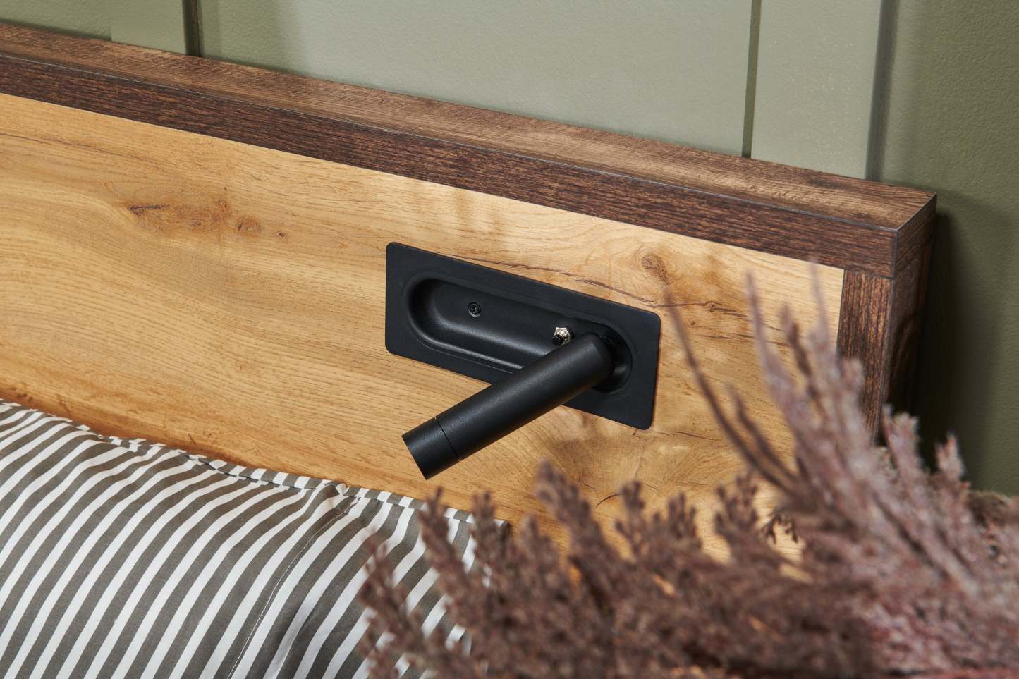 Lit plateforme Silas brun rustique avec tête de lit, cadre et éclairage à DEL - format grand lit | Silas Platform Bed with Headboard & Frame, LED, Rustic Brown - Queen Size