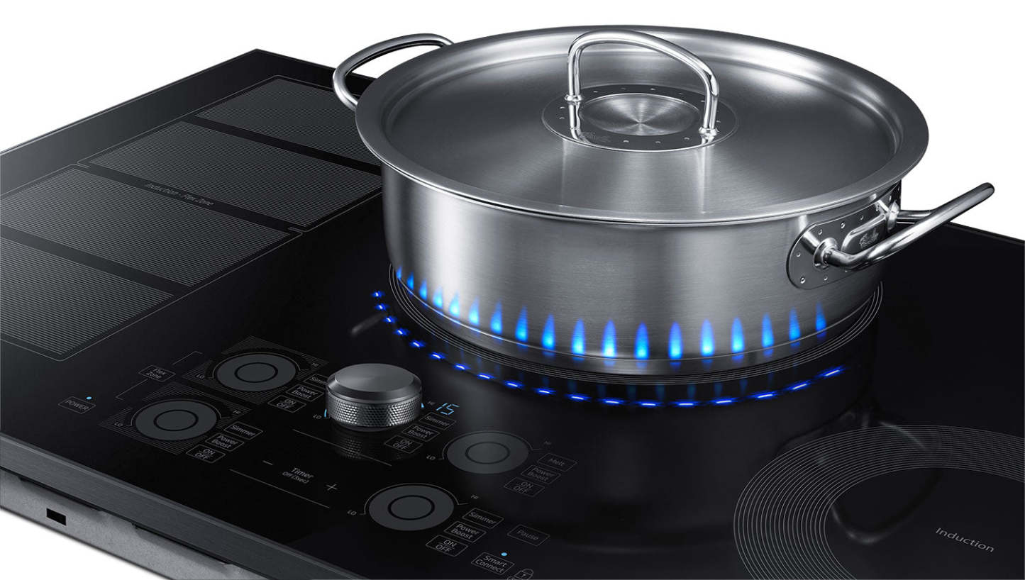 Surface de cuisson à induction intelligente Samsung de 36 po à 5 éléments avec zone polyvalente et technologie de flamme virtuelle™ - Noir Sta…