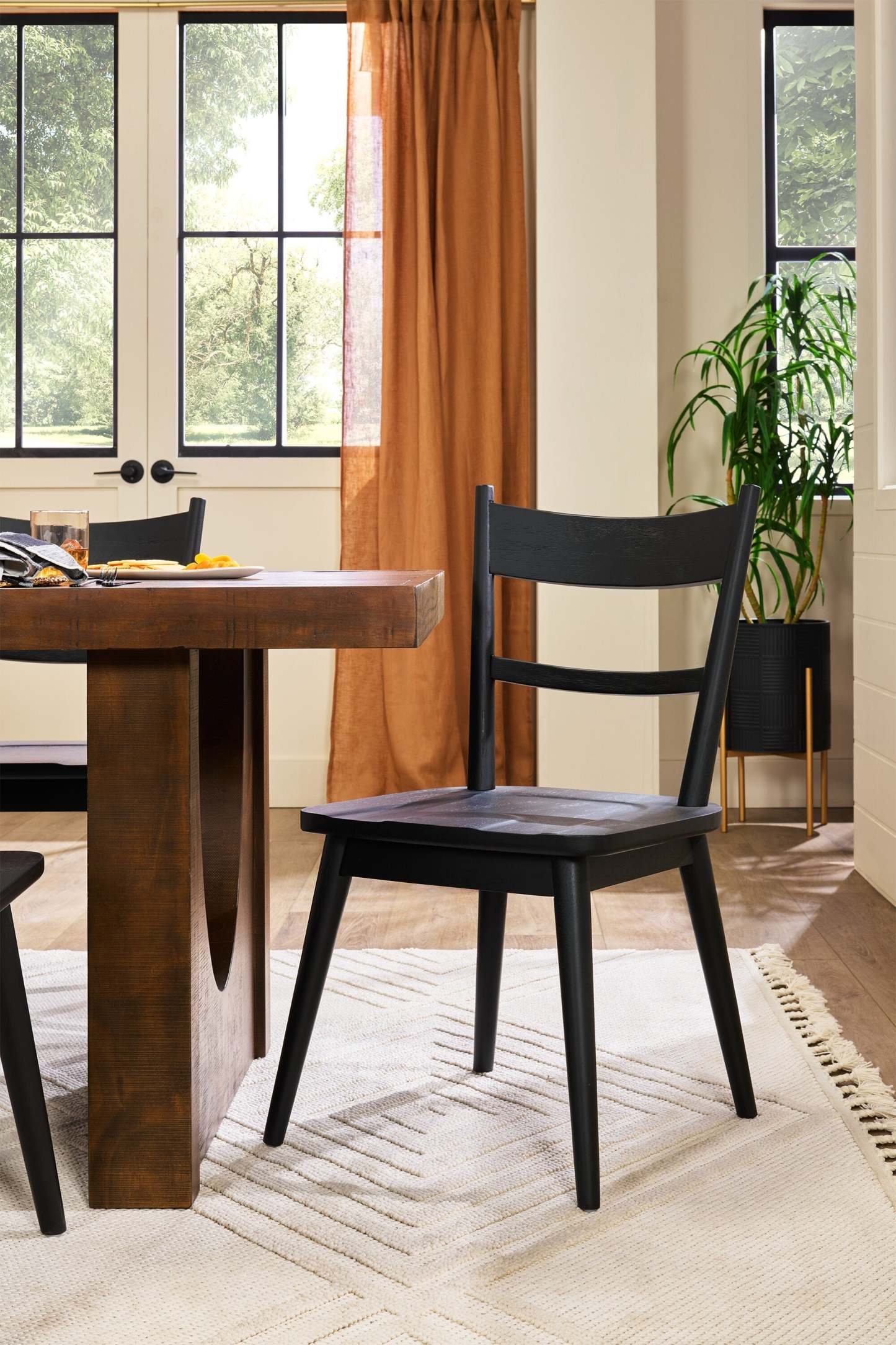 Kort &amp; Co. Chaise de salle à manger Sol avec dossier en échelle incurvé - Noir | Chaise de salle à manger Sol de Kort &amp; Co. avec dossier en échelle courbé - noire