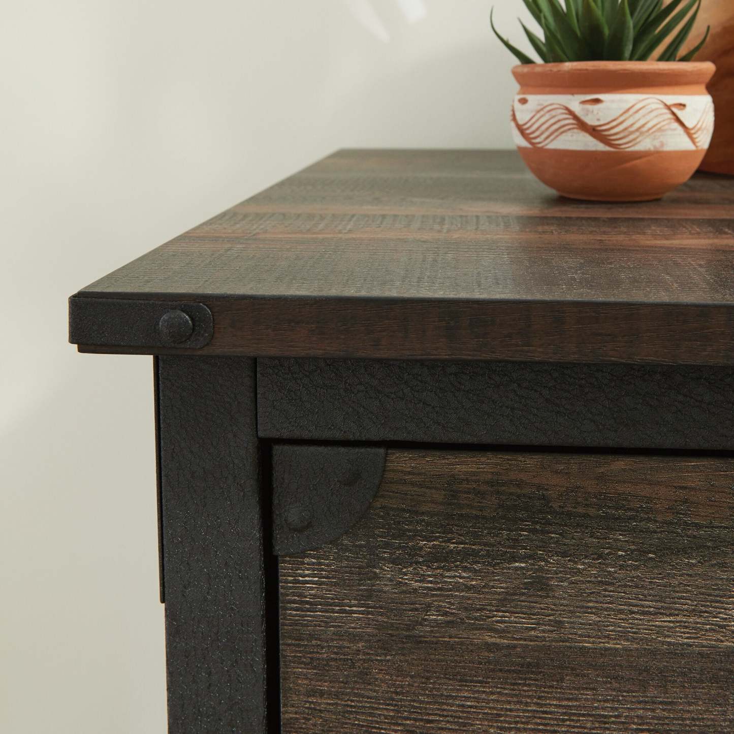 Petit bahut Steel River de 42,05 po de qualité commerciale à 3 tiroirs - chêne carbone