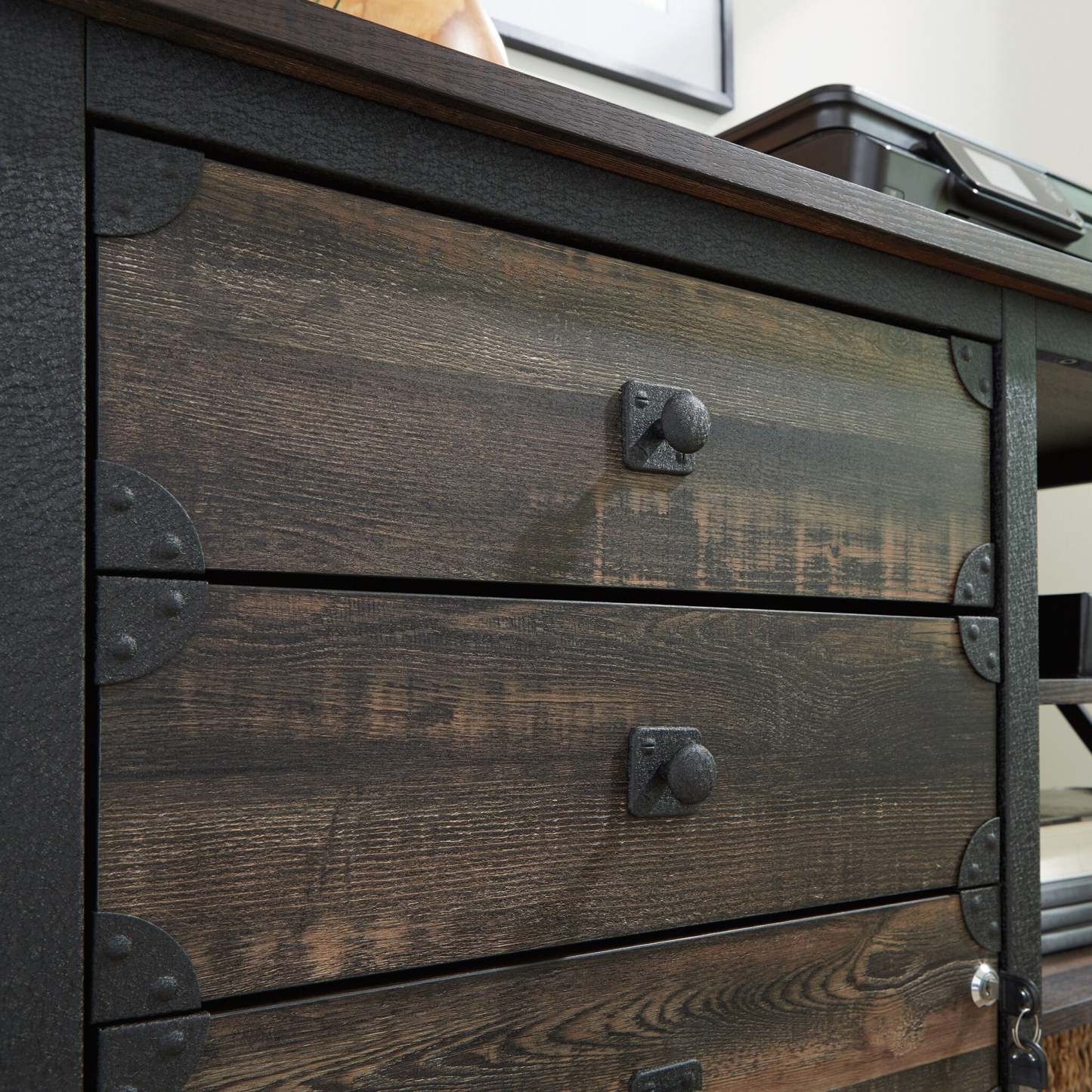 Petit bahut Steel River de 42,05 po de qualité commerciale à 3 tiroirs - chêne carbone