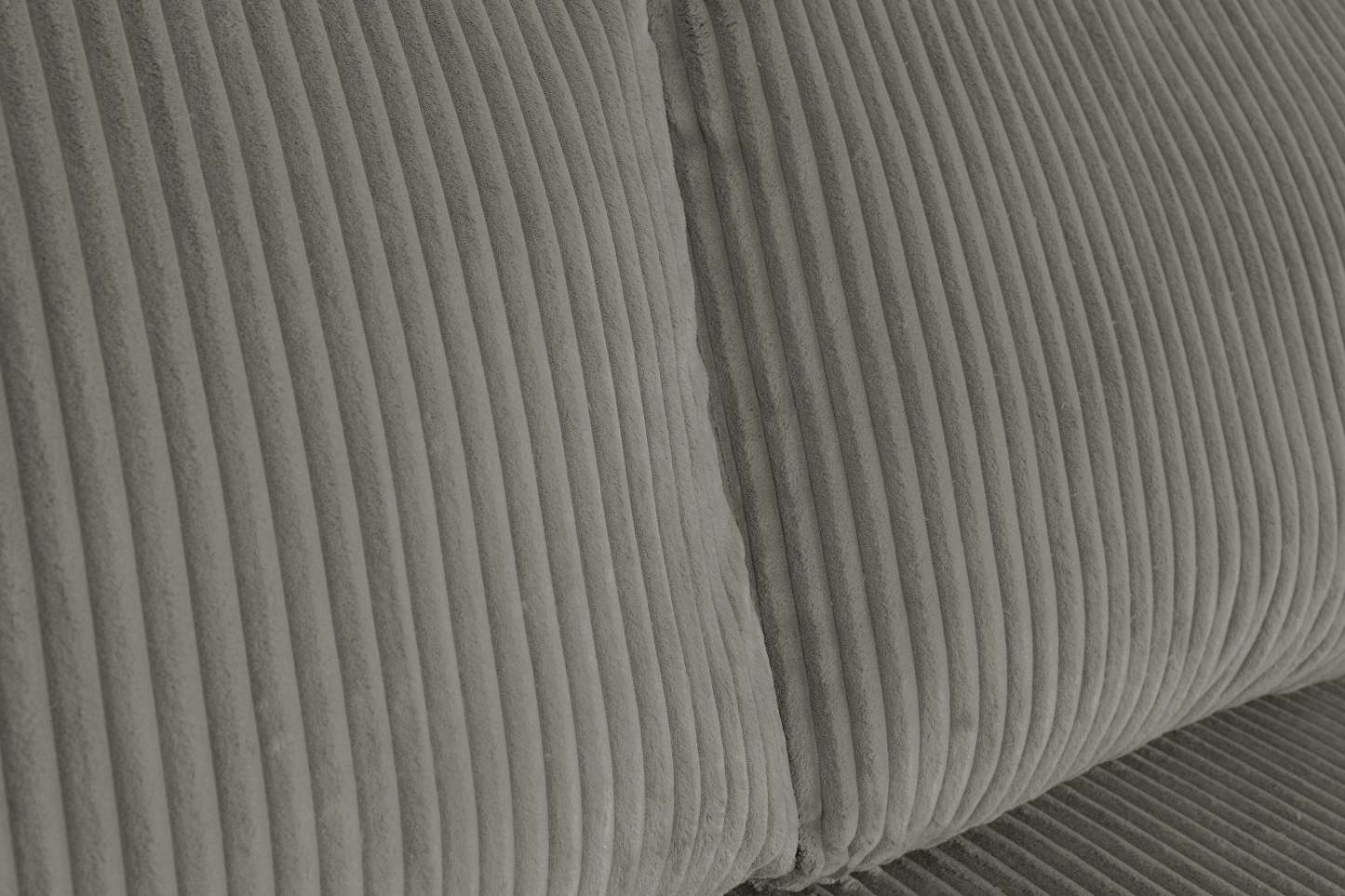 Canapé-lit pleine grandeur Stratus 108 en tissu fausse fourrure avec coulissement électrique - Gris brouillard | Canapé lit double Stratus de 108 po en tissu de fausse fourrure avec coulissement électrique - gris brouillard