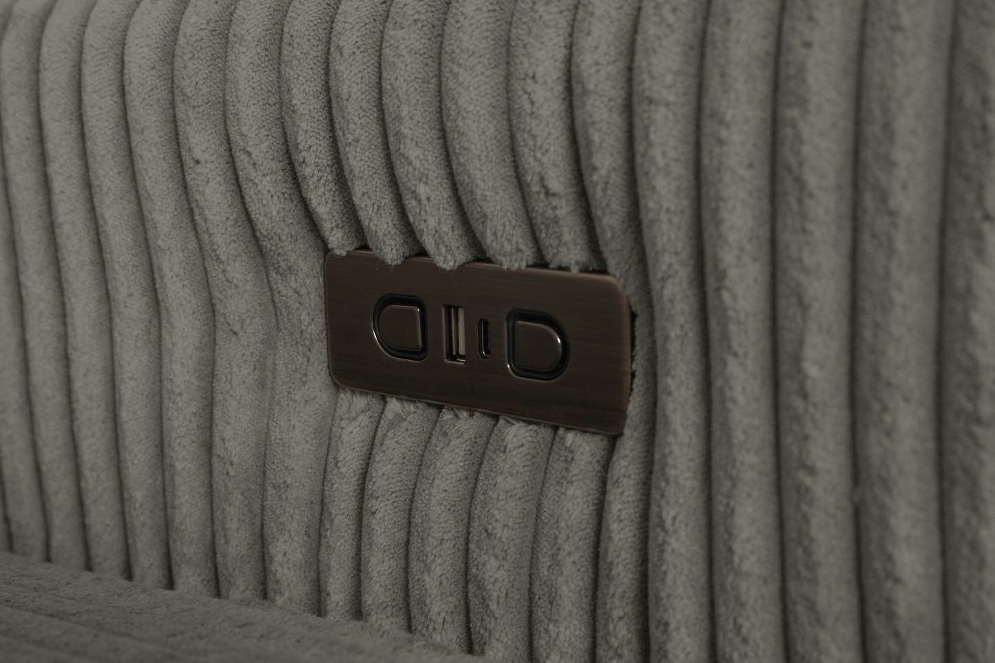 Canapé-lit pleine grandeur Stratus 108 en tissu fausse fourrure avec coulissement électrique - Gris brouillard | Canapé lit double Stratus de 108 po en tissu de fausse fourrure avec coulissement électrique - gris brouillard