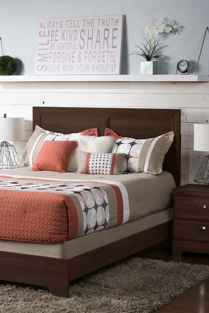 Lit à panneaux Yorkdale avec tête de lit et cadre, fabriqué au Canada, brun - Grand lit | Lit à panneau Yorkdale fabriqué au Canada avec tête de lit et cadre, brun - format grand lit