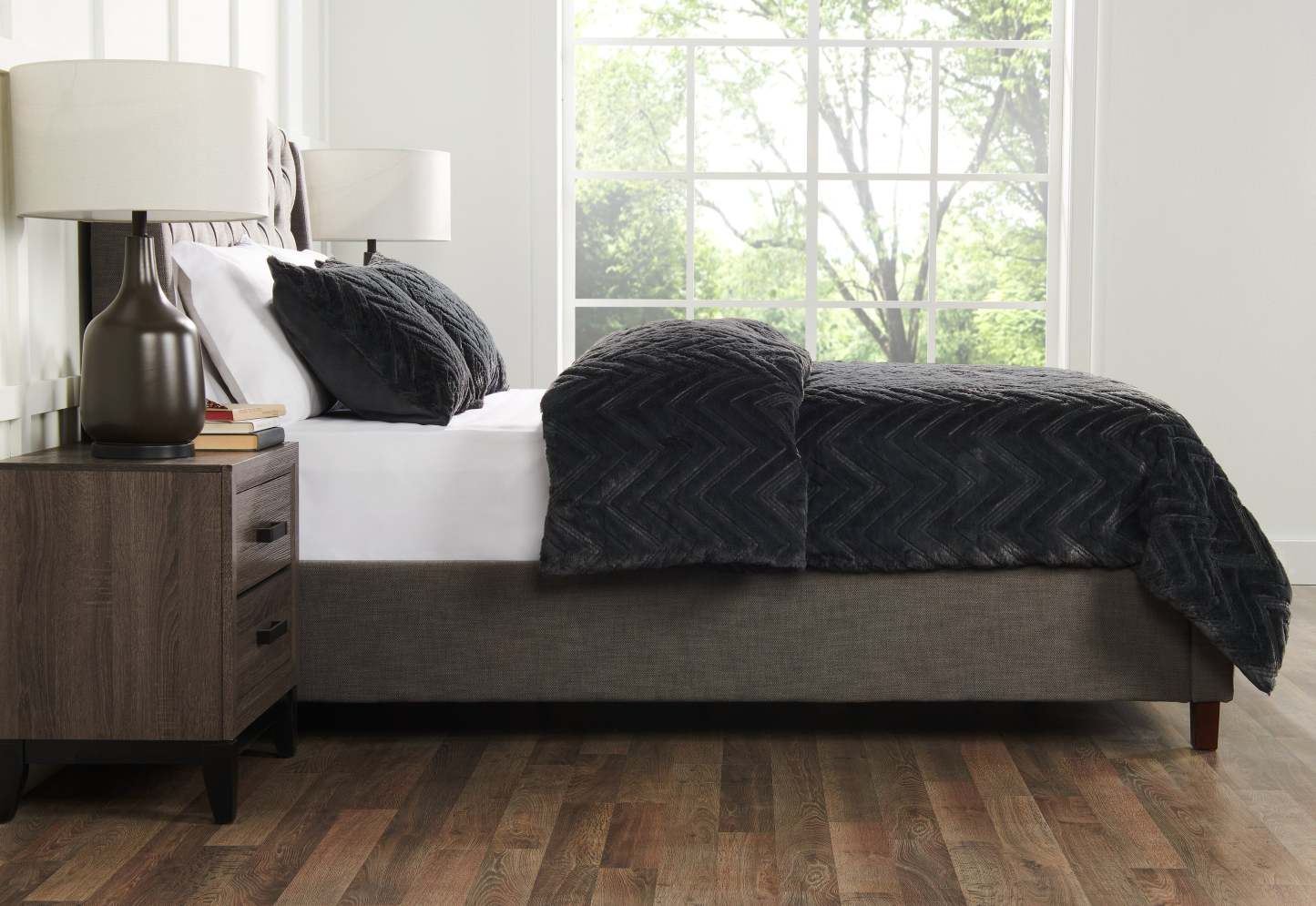 Tilda 3-Piece Full/Queen Comforter Set - Charcoal | Ensemble d'édredon Tilda 3 pièces pour lit double ou grand lit - anthracite