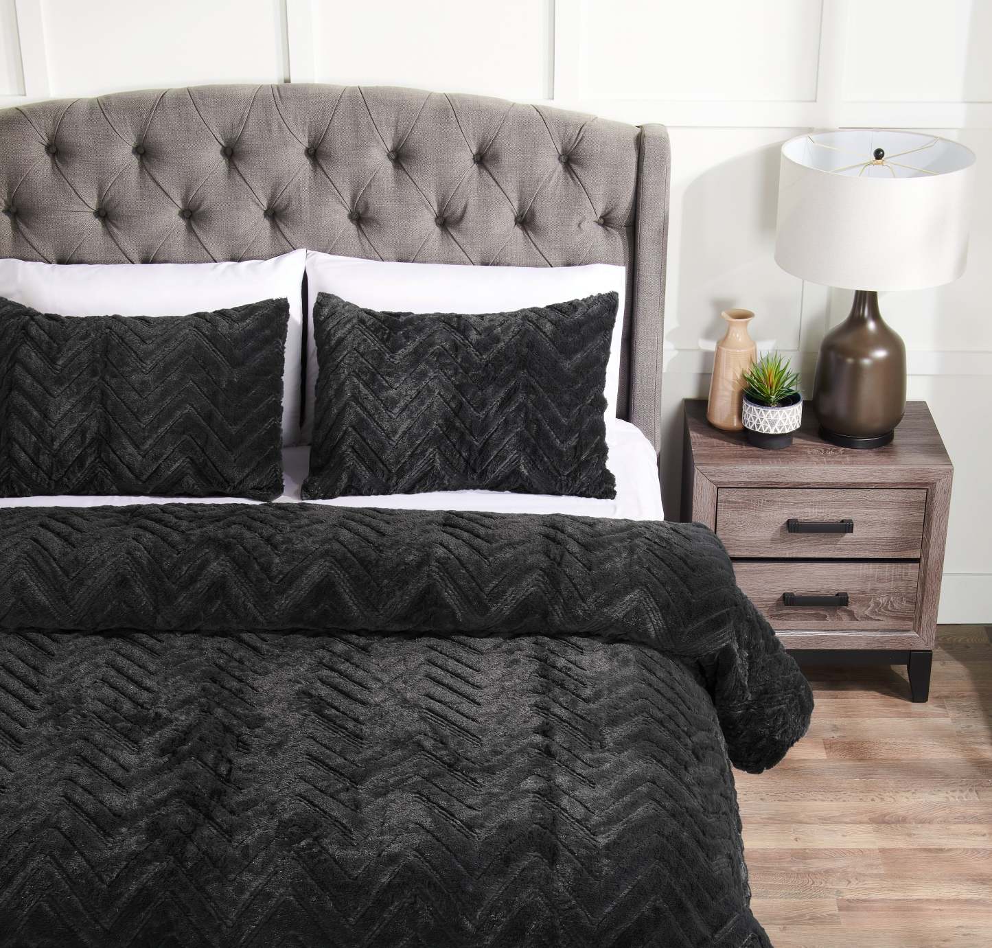 Tilda 3-Piece Full/Queen Comforter Set - Charcoal | Ensemble d'édredon Tilda 3 pièces pour lit double ou grand lit - anthracite