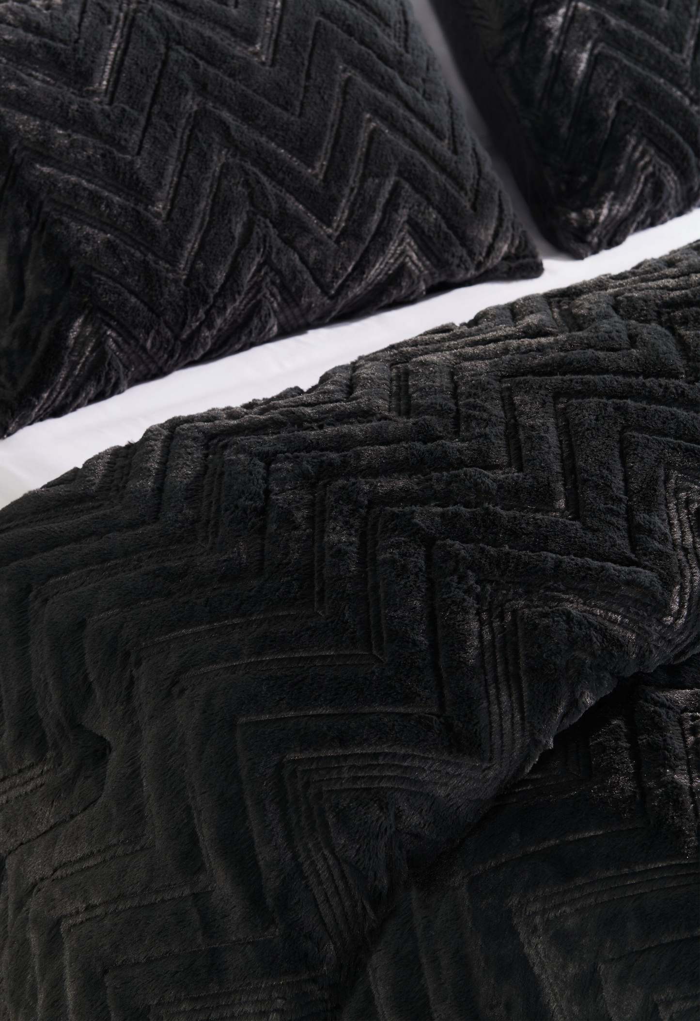 Tilda 3-Piece Full/Queen Comforter Set - Charcoal | Ensemble d'édredon Tilda 3 pièces pour lit double ou grand lit - anthracite