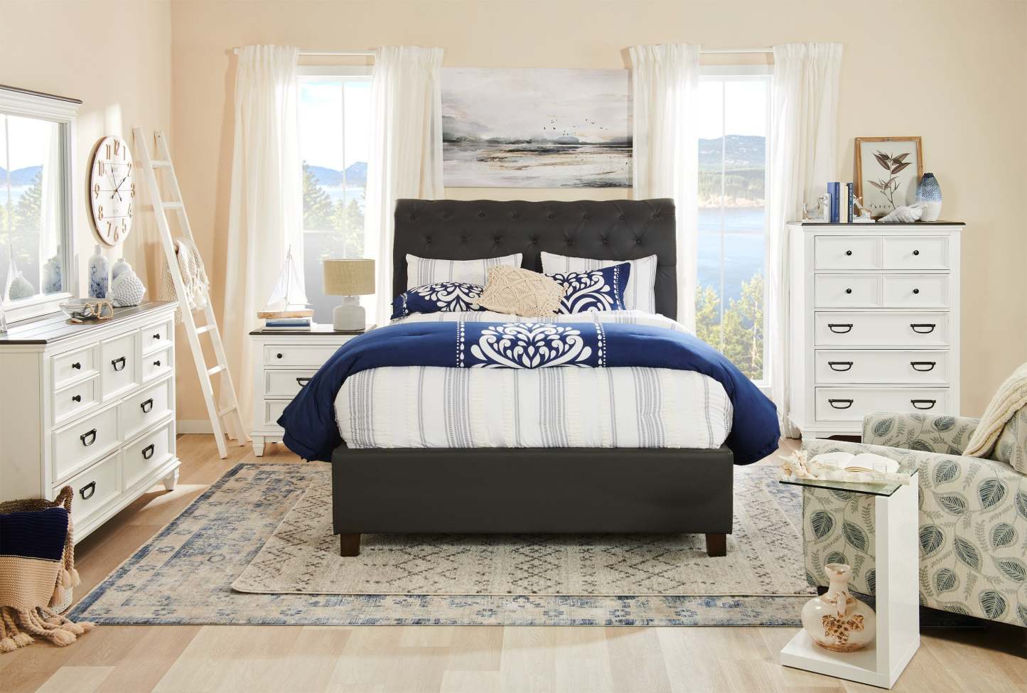 Lit plateforme rembourré Tulsa en tissu de cuir végétalien gris, capitonné à boutons - Queen Size | Lit plateforme rembourré Tulsa en tissu de cuir végétalien gris avec capitonnage à boutons - format grand lit