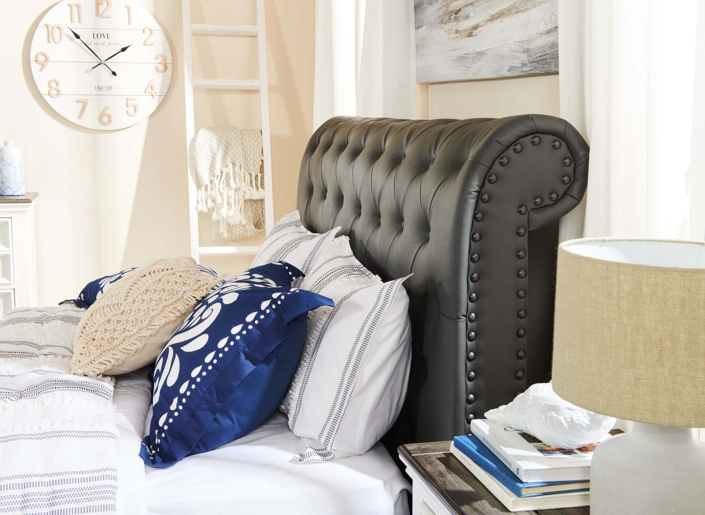 Lit plateforme rembourré Tulsa en tissu de cuir végétalien gris, capitonné à boutons - Queen Size | Lit plateforme rembourré Tulsa en tissu de cuir végétalien gris avec capitonnage à boutons - format grand lit