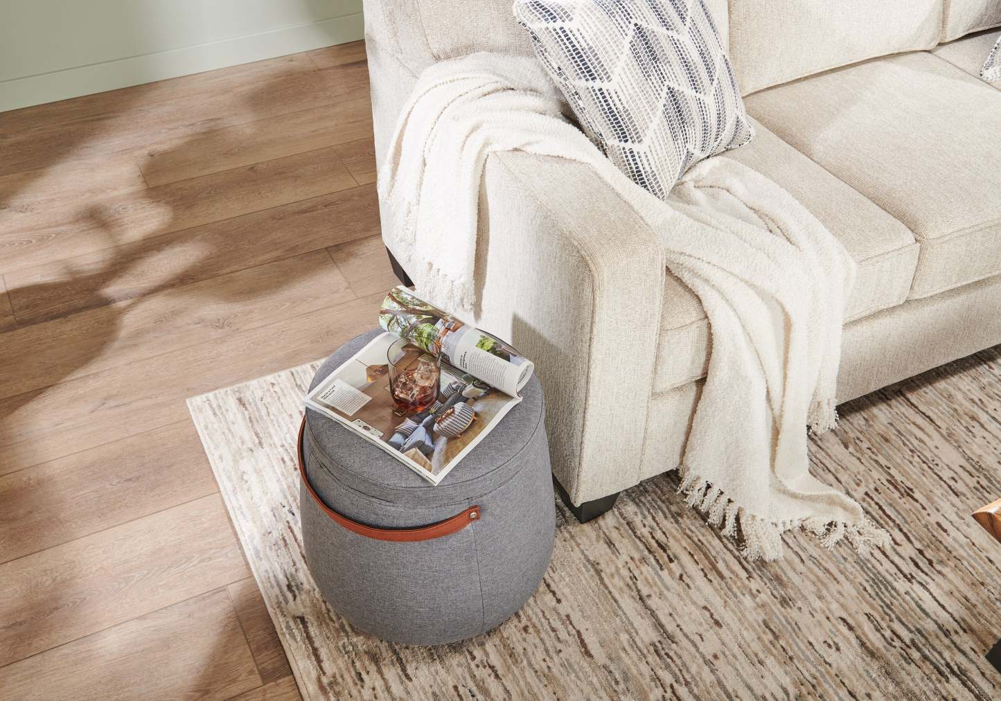 Pouf de rangement rond Vancouver de 18 po en tissu avec poignée - gris