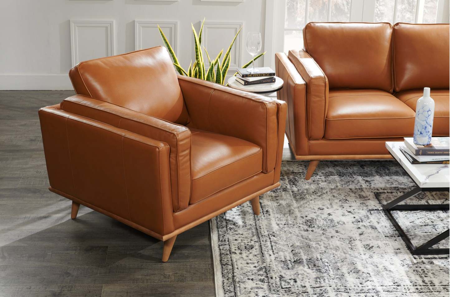 Chaise Vivia 40 en cuir véritable avec coussin de siège amovible et base en bois - Brun caramel | Fauteuil Vivia de 40 po en cuir avec coussin de siège amovible et base en bois véritable - brun caramel