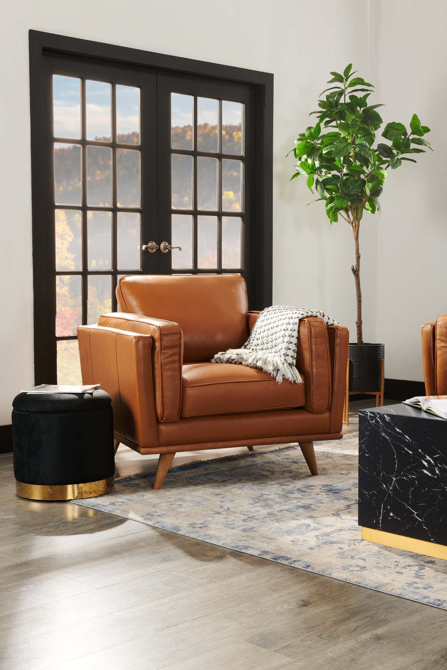 Chaise Vivia 40 en cuir véritable avec coussin de siège amovible et base en bois - Brun caramel | Fauteuil Vivia de 40 po en cuir avec coussin de siège amovible et base en bois véritable - brun caramel