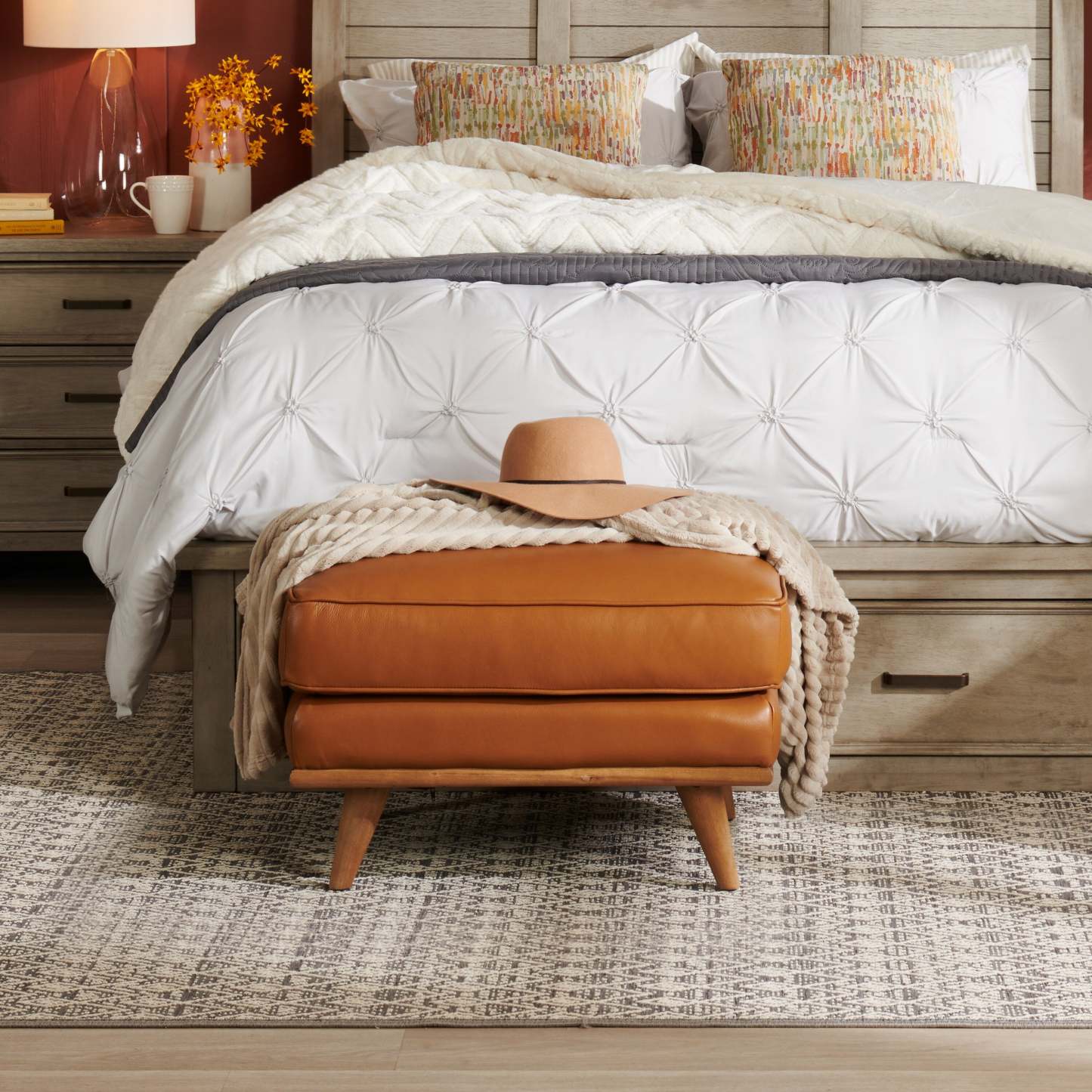 Ottoman Vivia 28 en cuir véritable avec base en bois - Brun caramel | Pouf Vivia de 28 po en cuir avec base en bois - brun caramel véritable