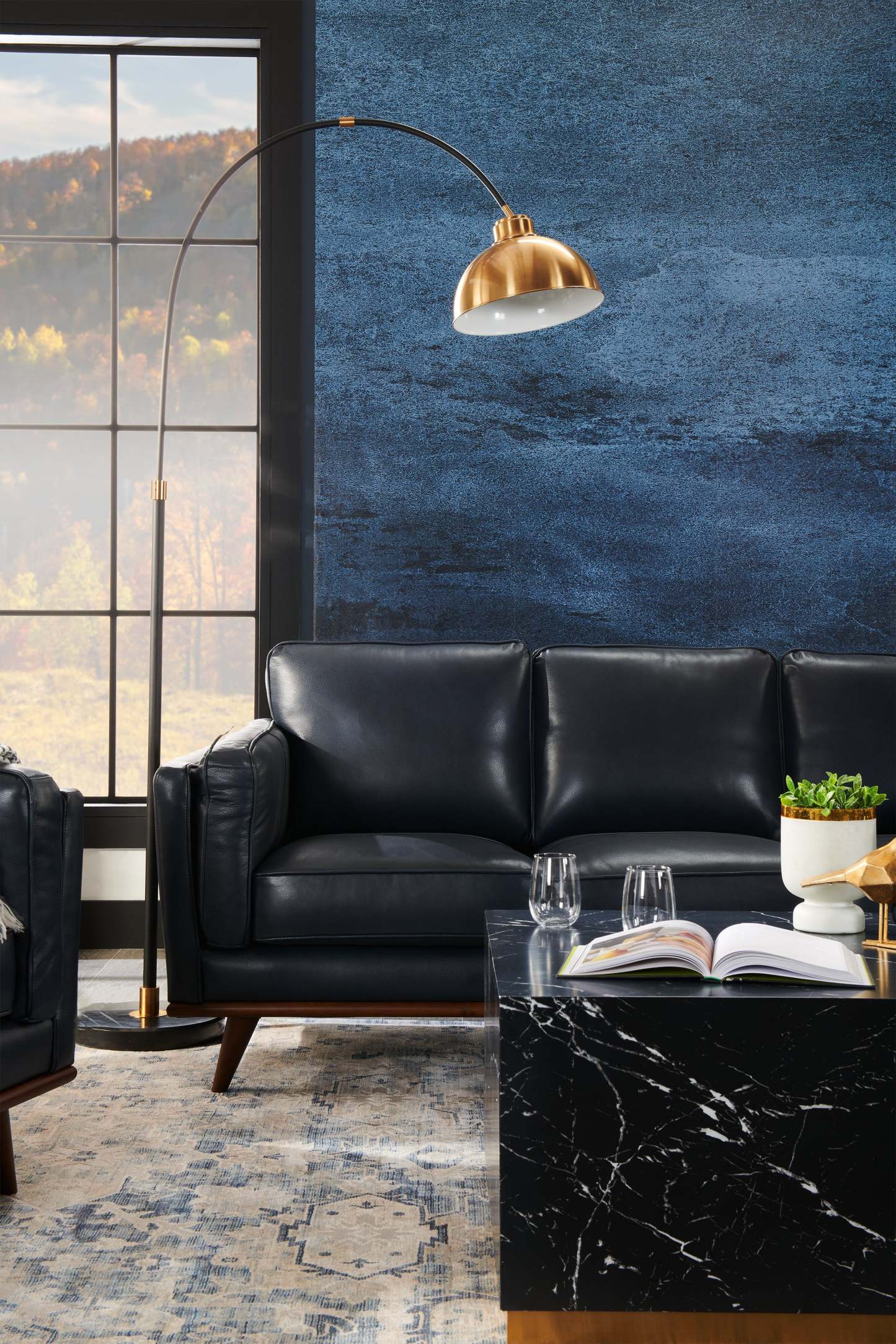 Vivia 86 canapé en cuir véritable avec coussins de siège amovibles et base en bois - bleu marine | Sofa Vivia de 86 po en cuir véritable avec coussins de siège amovibles et pattes en bois - bleu marine