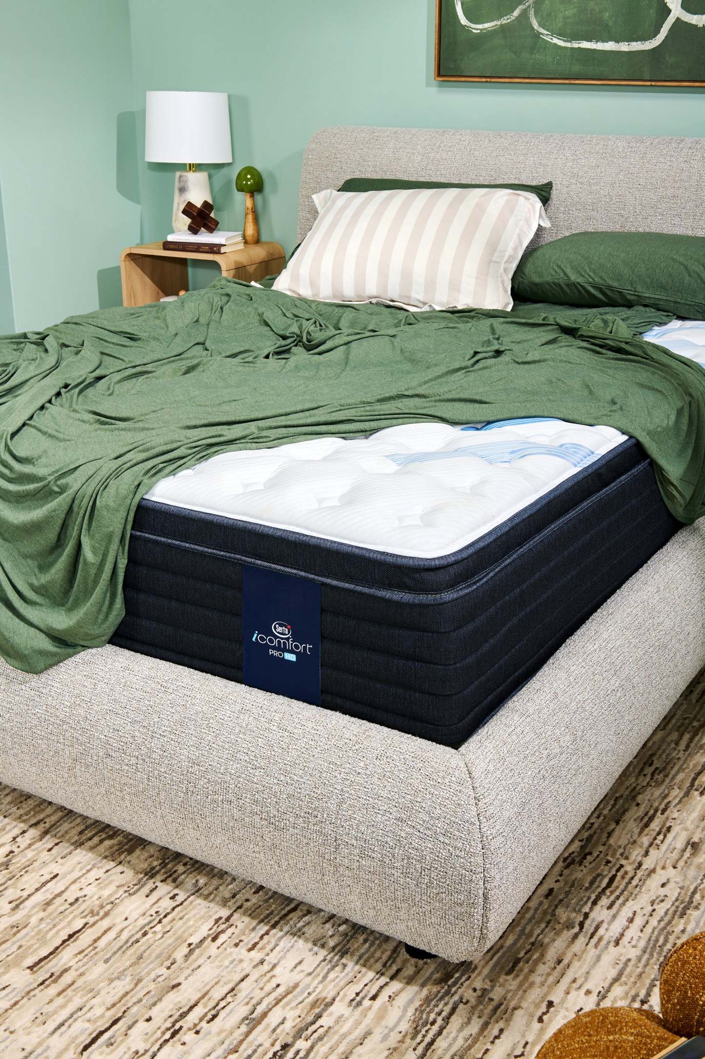 Matelas Serta iComfort Hybrid ProHD Vanguard 3.0 Eurotop Queen | Matelas Euro-plateau ProHD Vanguard 3.0 Hybrid iComfortMD de Serta pour lit queen | VNGRD3QM