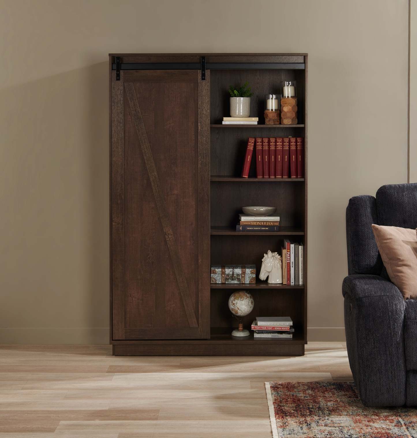 Warren 47.25 Accent Storage Cabinet with Sliding Barn-style Door - Walnut Oak|Armoire décorative de rangement Warren de 47,25 po avec porte coulissante de style grange - chêne noyer