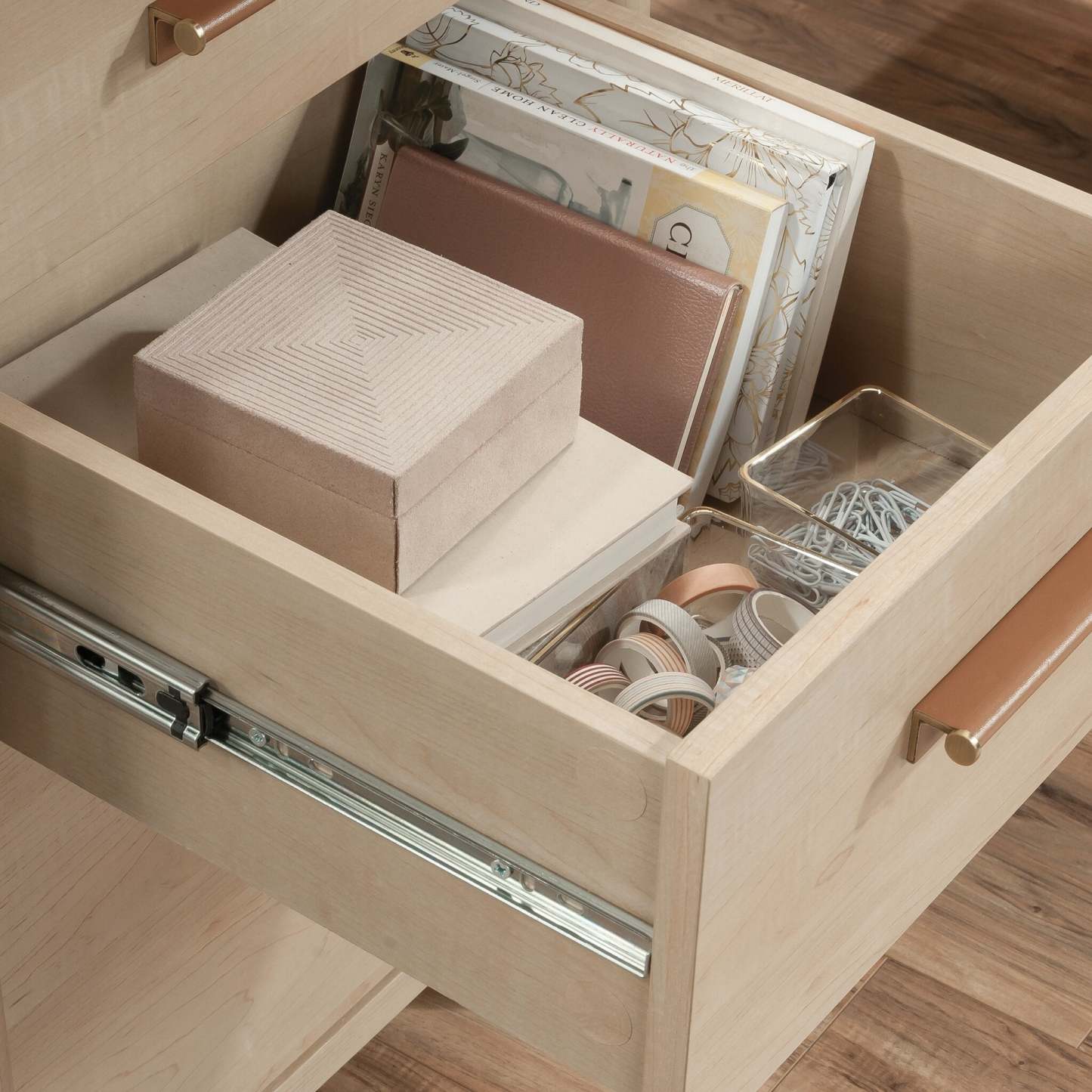 Bureau en forme de L Whitaker Point de 94,13 po de qualité commerciale avec rangement et plateau pour clavier - érable naturel