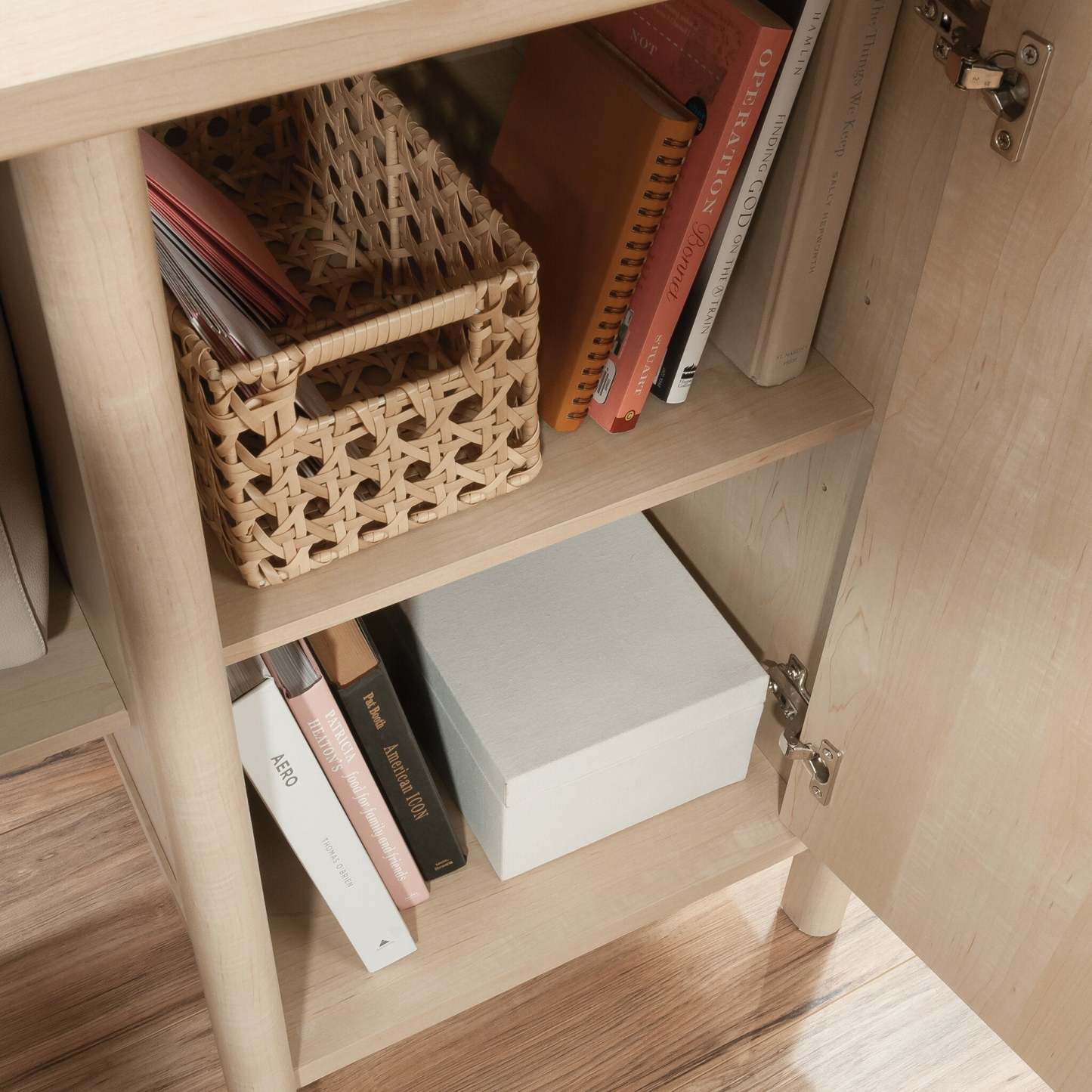 Bureau en forme de L Whitaker Point de 94,13 po de qualité commerciale avec rangement et plateau pour clavier - érable naturel