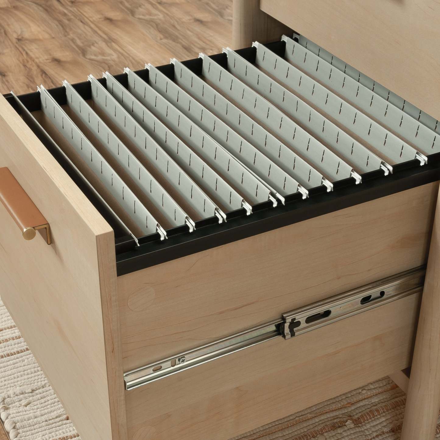 Bureau de direction Whitaker Point de 65,98 po de qualité commerciale à 5 tiroirs avec armoire - érable naturel