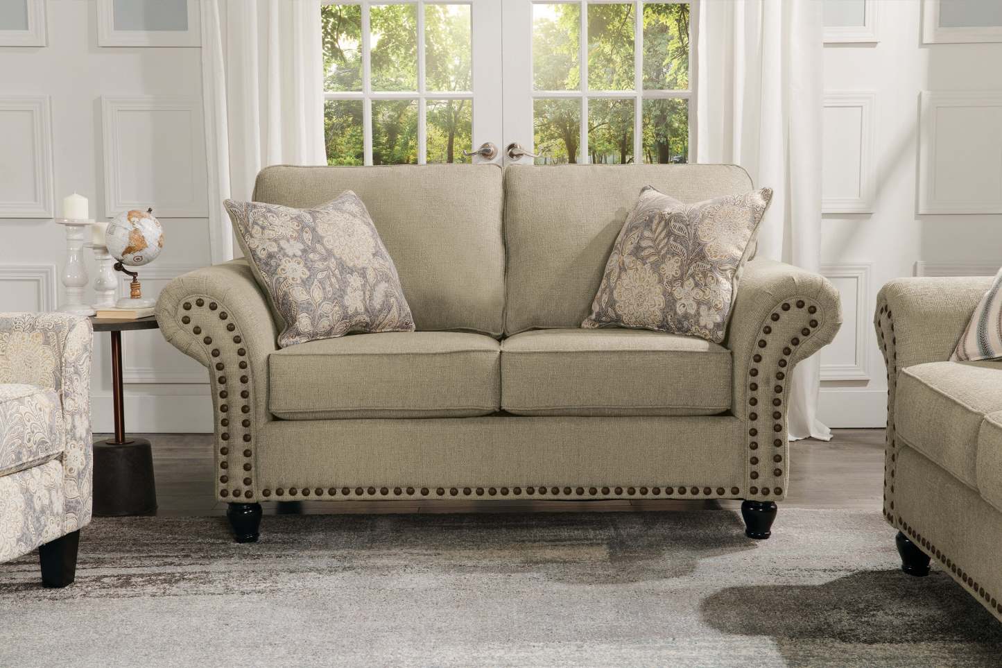 Causeuse Wynn de 70 po fabriquée au Canada en tissu de chenille avec bordure de clous décoratifs et pattes en oignon en bois - taupe