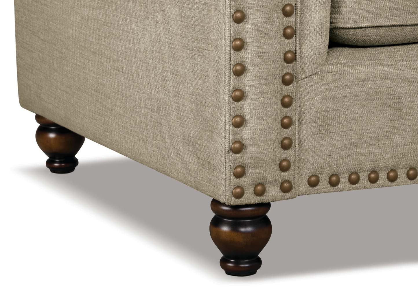 Causeuse Wynn de 70 po fabriquée au Canada en tissu de chenille avec bordure de clous décoratifs et pattes en oignon en bois - taupe