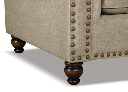 Causeuse Wynn de 70 po fabriquée au Canada en tissu de chenille avec bordure de clous décoratifs et pattes en oignon en bois - taupe