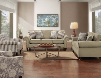 Causeuse Wynn de 70 po fabriquée au Canada en tissu de chenille avec bordure de clous décoratifs et pattes en oignon en bois - taupe