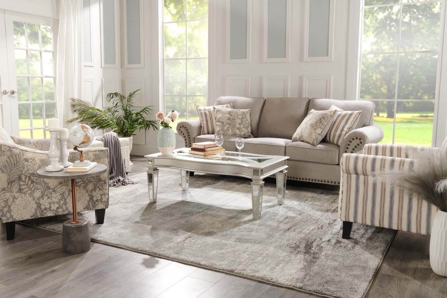Canapé Wynn de 93 po fabriqué au Canada en tissu de chenille avec bordure de clous décoratifs et pattes en oignon en bois - gris