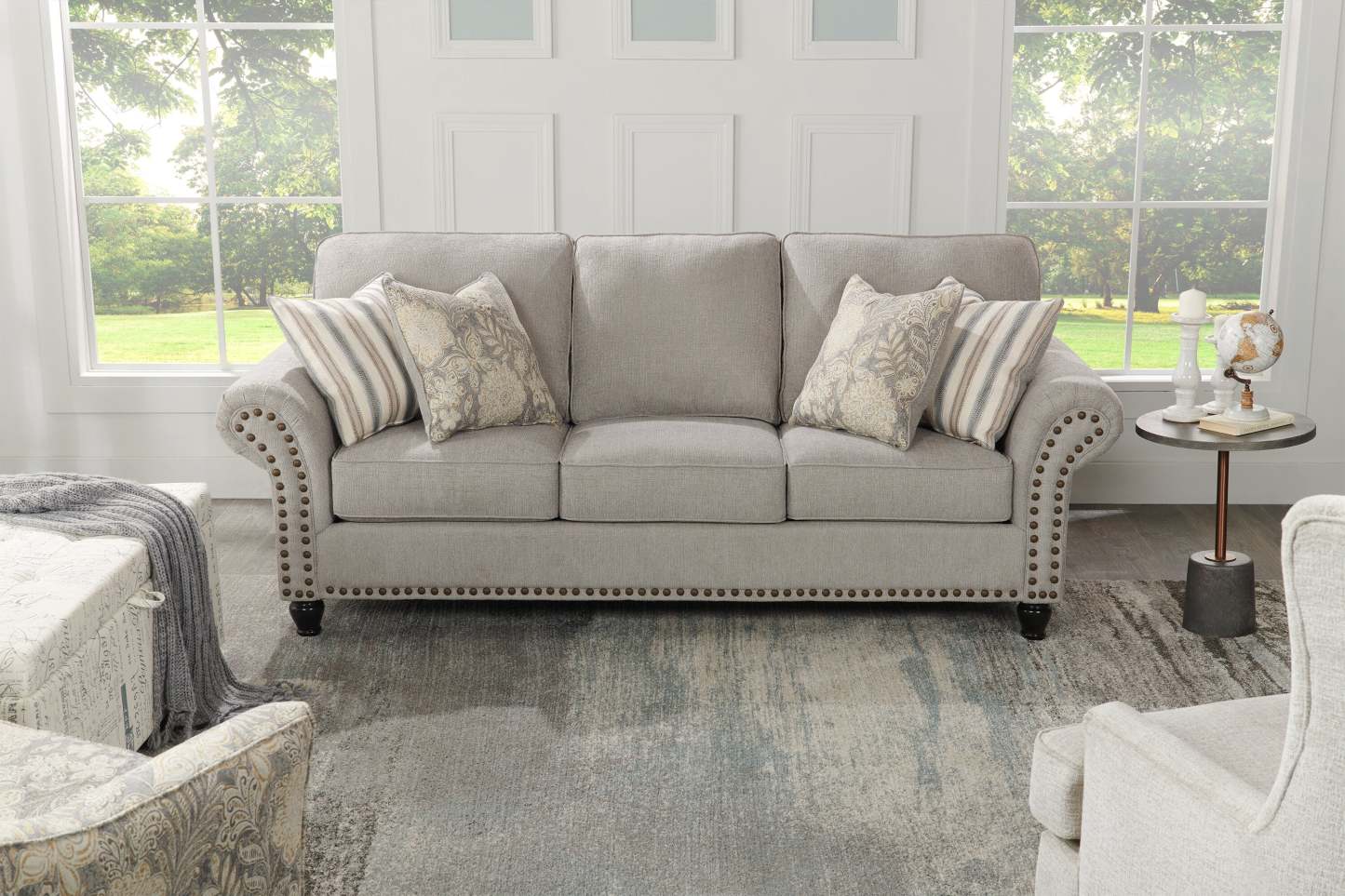 Canapé Wynn de 93 po fabriqué au Canada en tissu de chenille avec bordure de clous décoratifs et pattes en oignon en bois - gris
