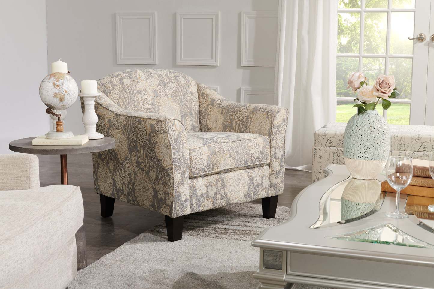 Fauteuil d’appoint Wynn de 33 po fabriqué au Canada en tissu d’apparence lin avec accoudoirs évasés et pattes en bois - floral multicolore