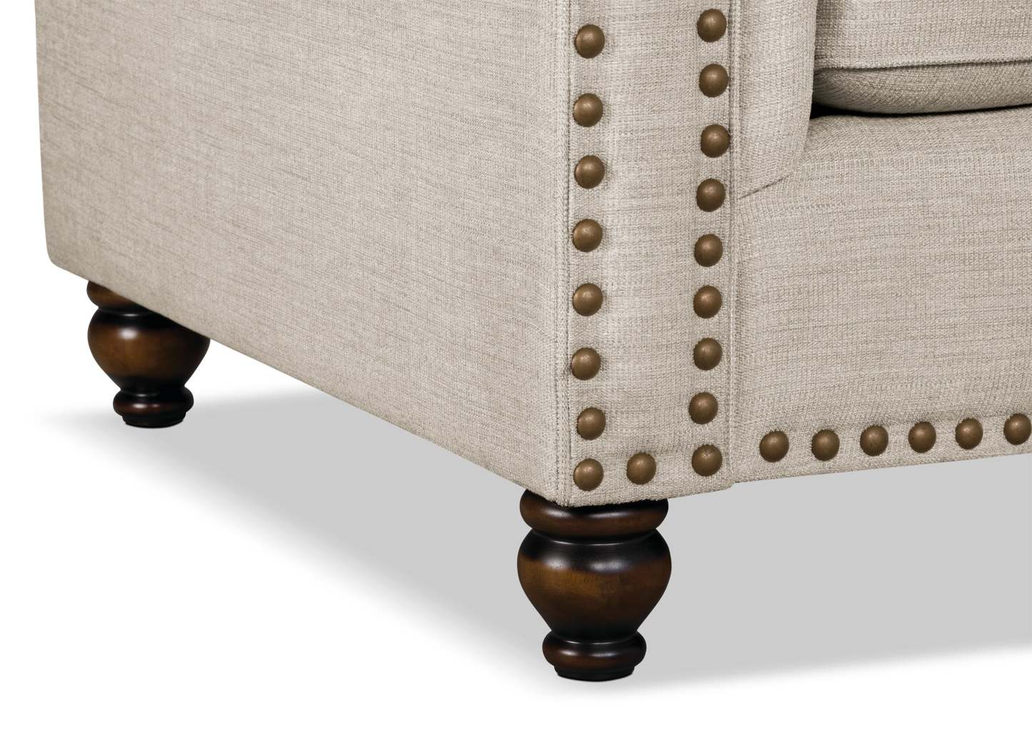 Made in Canada Wynn 2-Piece Chenille Fabric Sectional with Nailhead Trim and Wood Bun Legs - Linen Beige | Canapé sectionnel Wynn 2 pièces fabriqué au Canada en tissu de chenille avec bordure de clous décoratifs et pattes en oignon en bois - beige lin